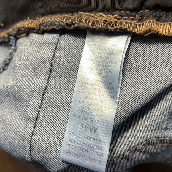 Democracy Plus Size "Ab"solution® Bermuda Stretch Denim Shorts - Picture 14 of 15